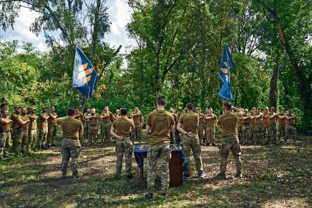 Soldados ucranianos aparecen en formación cerca de la primera línea de la contraofensiva lanzada por Kiev para liberar las áreas ocupadas del este y sur de su territorio. Foto: AP