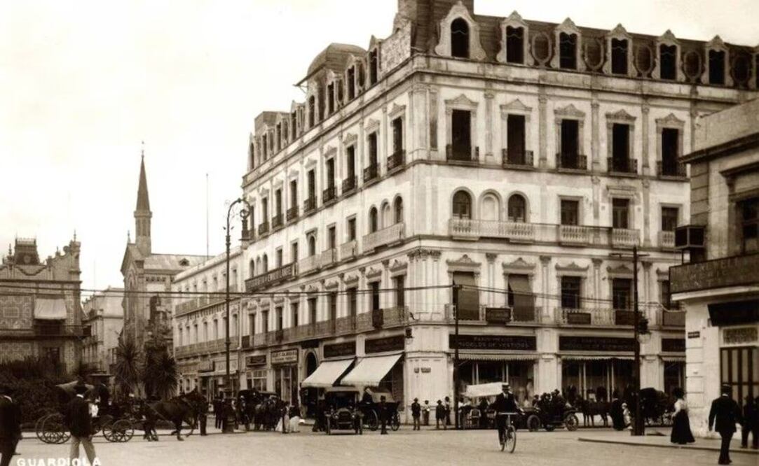 La calle de San Juan de Letrán vista desde el cruce con Independencia hacia el sur cerca de 1920, antes de su ampliación. Crédito: Colección Villasana