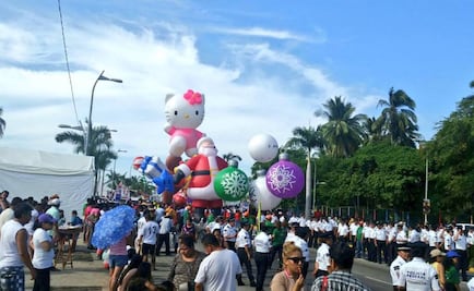 Disfrutan desfile de globos gigantes en Acapulco