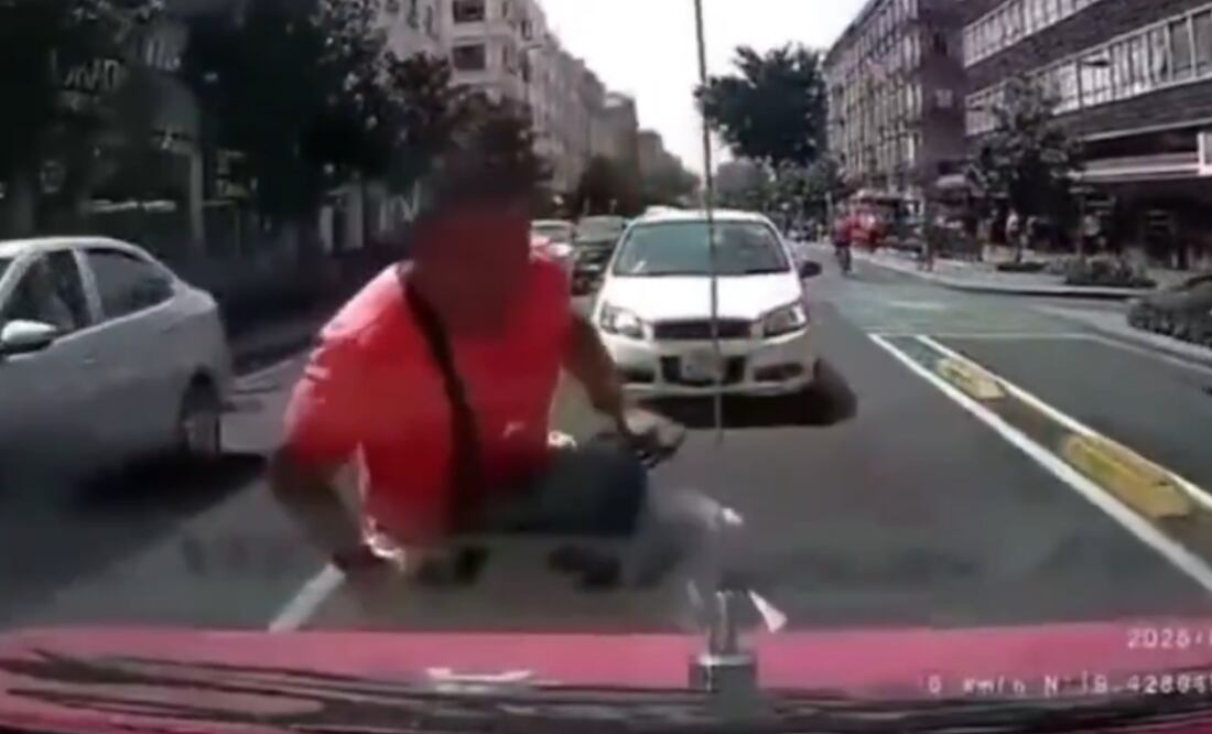 Capturan a motociclista que golpeó a taxista en el Centro Histórico (29/09/2025). Foto: Captura de pantalla