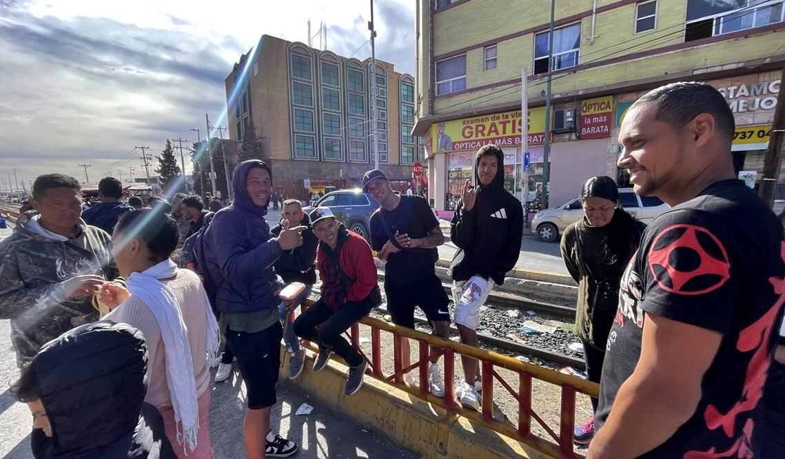 Migrantes en Ciudad Juárez esperan poder cruzar a Estados Unidos por la madrugada. Foto: Paola Gamboa/EL UNIVERSAL