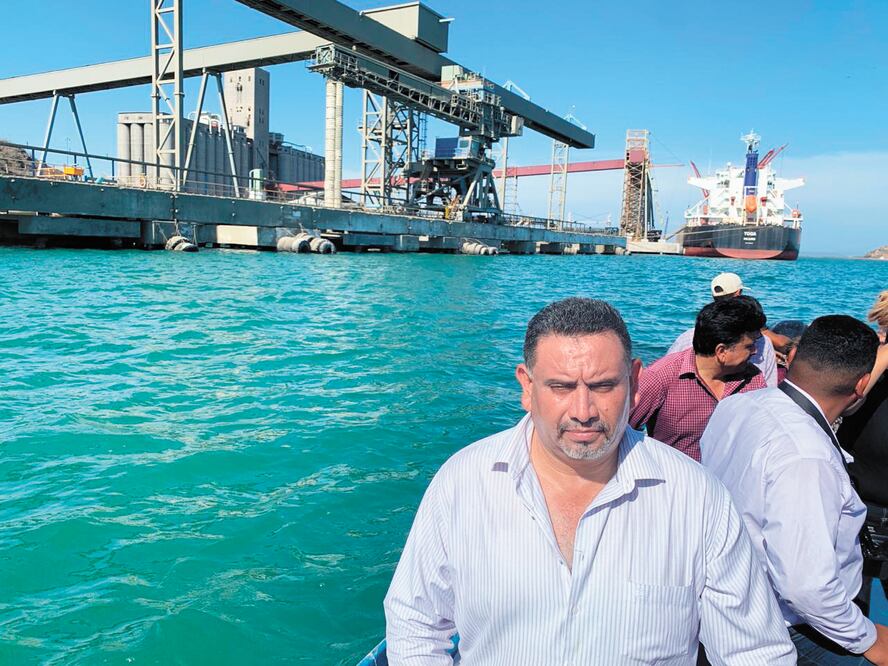 Los diputados Carlos Navarrete y Magdalena Uribe estuvieron en la zona del derrame dentro de Apiguay, después  conversaron con pescadores, quienes externaron su preocupación por la situación. AMALIA ESCOBAR. EL UNIVERSAL