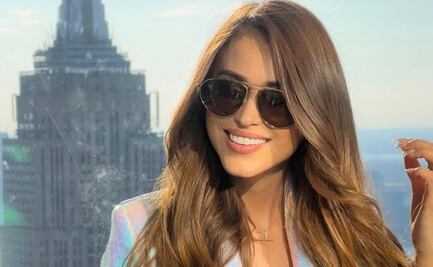 El look de Yanet García con minivestido y botas arriba de la rodilla