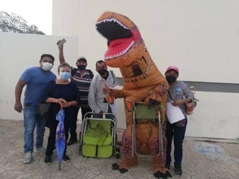 Joven se viste de dinosaurio para acompañar a su mamá a vacunarse en Tamaulipas