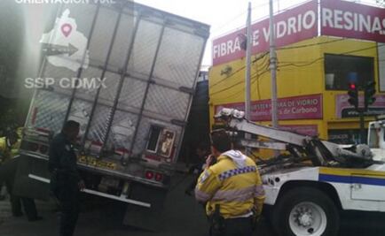 Tráiler queda ladeado en lateral de Viaducto
