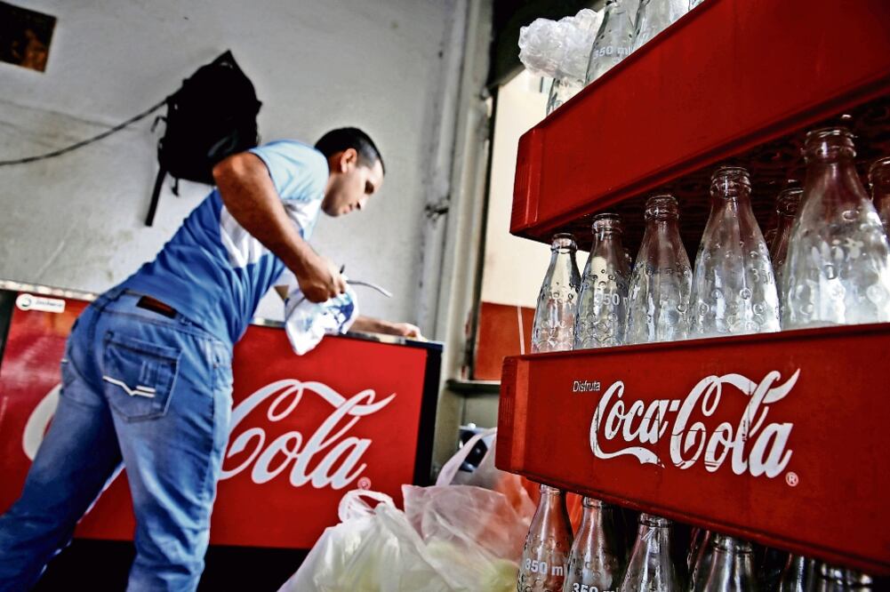 Coca-Cola FEMSA tiene cuatro plantas de producción en Venezuela, en las ciudades de Antímano, Barcelona, Maracaibo y Valencia (CARLOS GARCIA RAWLINS. REUTERS)