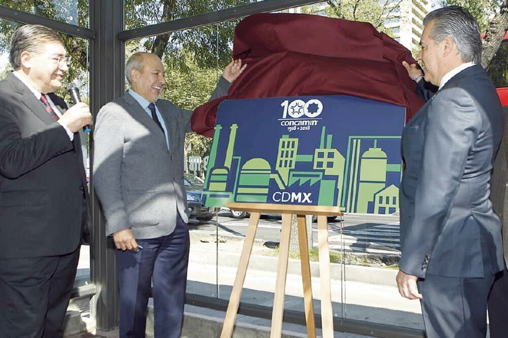 Celebración. Francisco Cervantes, presidente de Concamin, develó la tarjeta del Metrobús conmemorativa de los 100 años de la cámara industrial (CORTESÍA)