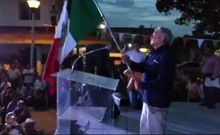 Lanza AMLO vivas a los 43 normalistas de Ayotzinapa
