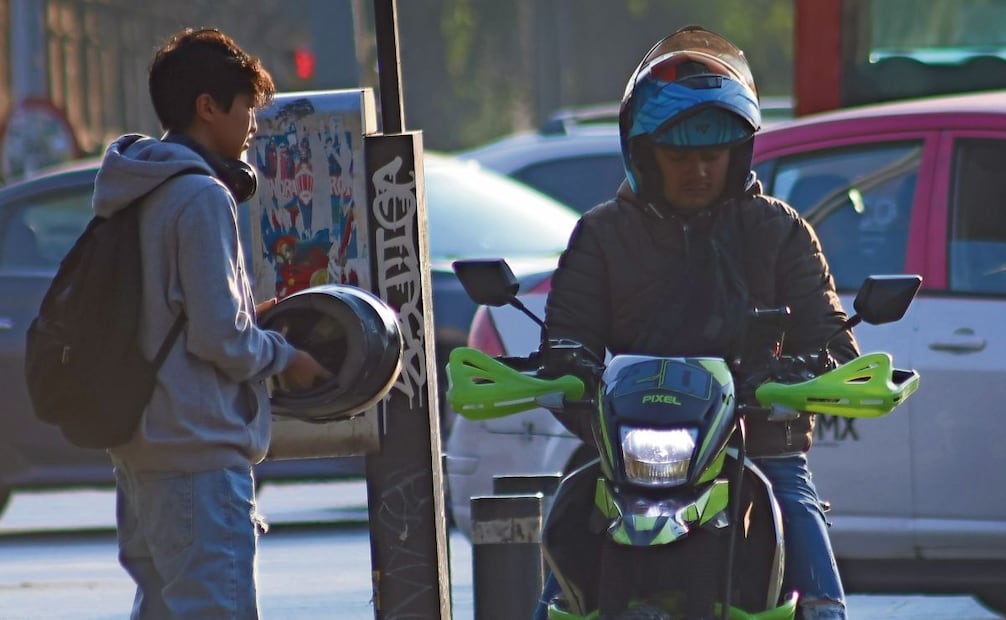 En la Zona Metropolitana del Valle de México es común el servicio de taxi en motocicleta por aplicación, pese a que está prohibido en la Ciudad de México y falta su regulación en el Estado de México. Foto: Luis Camacho / EL UNIVERSAL