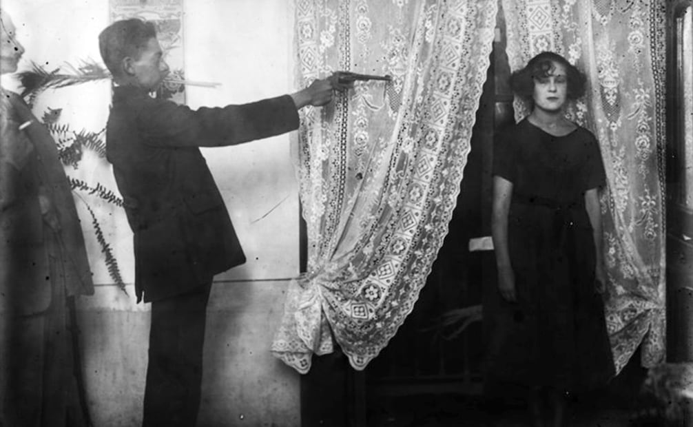 Recreación de crimen, años 20. Nuñez Cetina indicó que “la masculinidad mexicana se asoció con el revolucionario que defendía y moría por la patria, que defendía su honor; se sustentó en la idea del hombre violento”. Foto: Mediateca INAH.