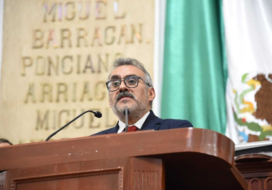El diputado Alberto Martínez Urincho precisó que se contempla la adecuación en las fechas para la entrada en vigor de diversos procedimientos en materia civil y familiar. Foto: Especial