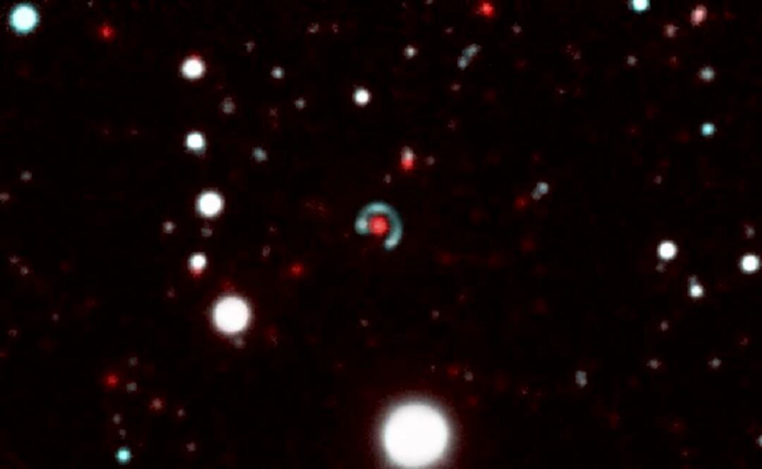 Un anillo de Einstein es una imagen de una galaxia muy lejana distorsionada por la deformación de los rayos de luz que ocasiona la presencia de una galaxia masiva que se encuentra entre la fuente y el observador. FOTO: EFE.
