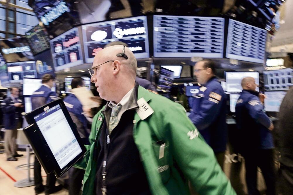 Las bolsas de valores de México, Estados Unidos y Europa iniciaron la semana con pérdidas en todos sus índices, debido a la caída de los precios del crudo (BRENDAN MCDERMID. REUTERS)