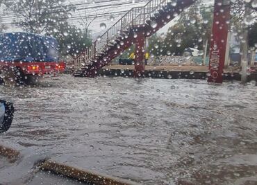 Fuerte lluvia provoca severos encharcamientos y caos vial en la carretera México-Querétaro