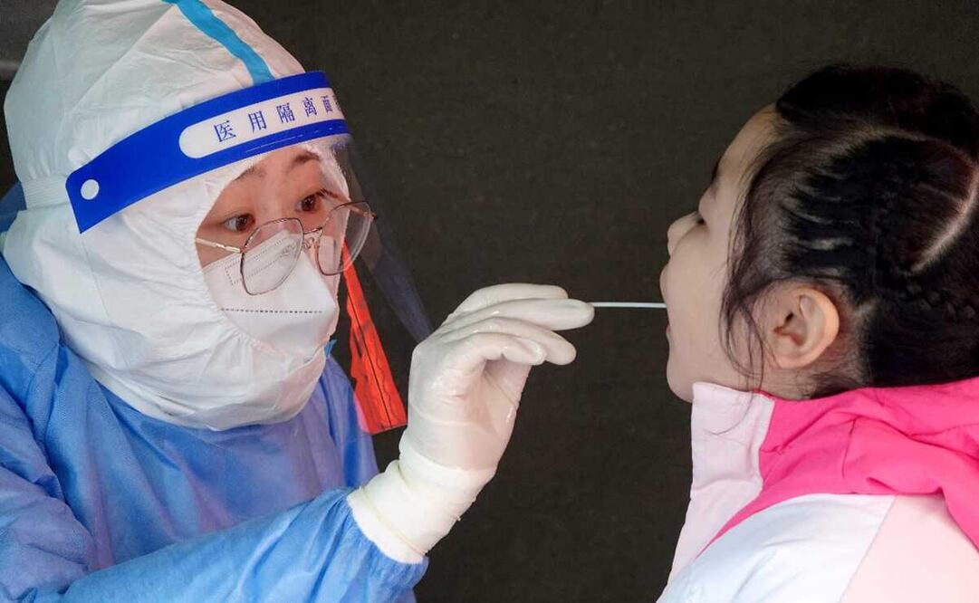 Aplican prueba rápida de detención de Covid-19 a niña, en Yantai, en la provincia oriental china de Shandong. Foto: AFP / China OUT, archivo