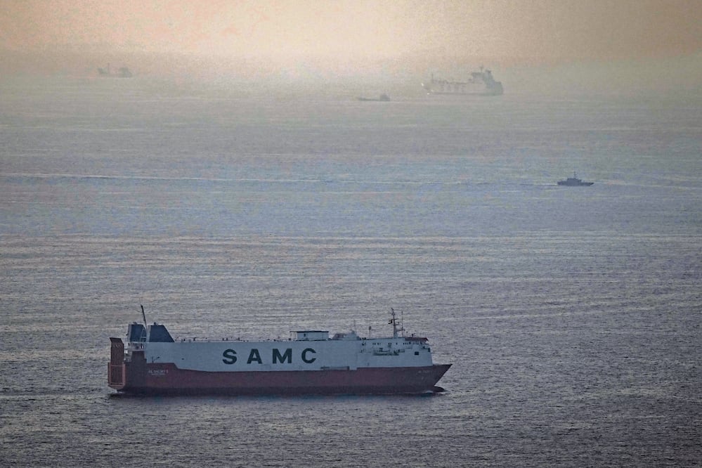 Barcos de carga navegan por el golfo Pérsico hacia el estrecho de Ormuz en Emiratos Árabes Unidos. Foto: AP
