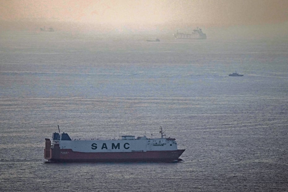 Barcos de carga navegan por el golfo Pérsico hacia el estrecho de Ormuz en Emiratos Árabes Unidos. Foto: AP