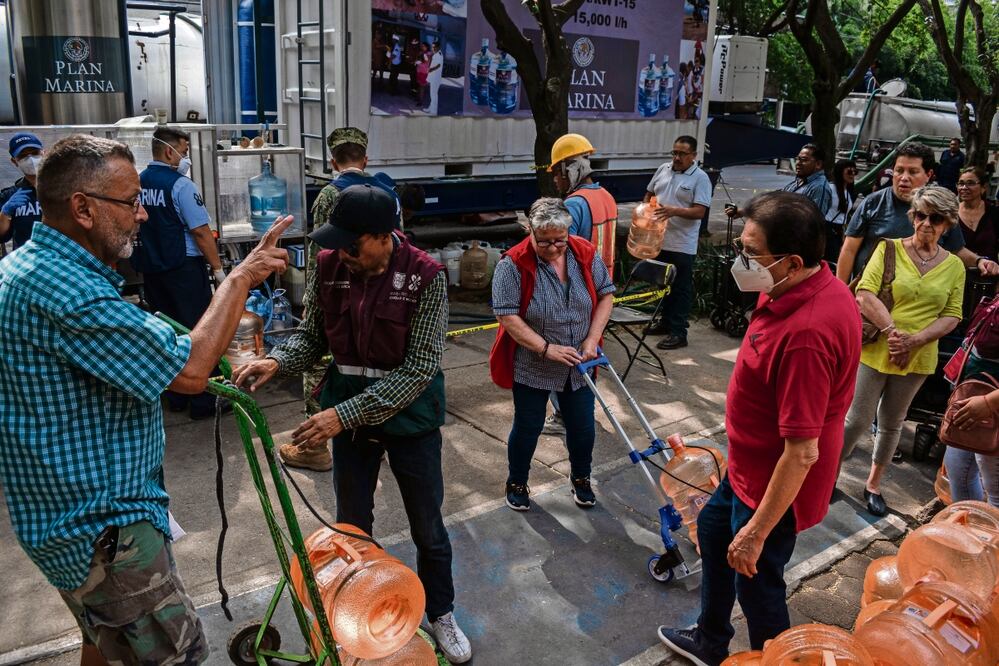 Vecinos de la colonia Del Valle desconfían del agua que llega a sus hogares, por lo que prefieren ir por garrafones a las plantas potabilizadoras montadas por la Semar Foto: Abril Angulo El Universal