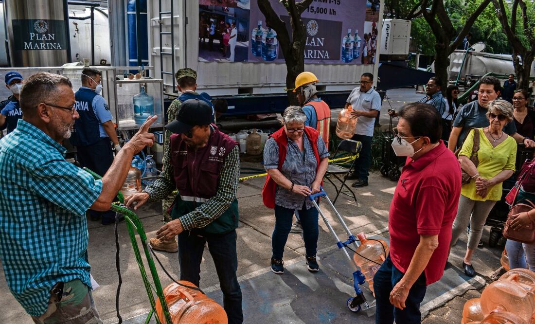Vecinos de la colonia Del Valle desconfían del agua que llega a sus hogares, por lo que prefieren ir por garrafones a las plantas potabilizadoras montadas por la Semar Foto: Abril Angulo El Universal
