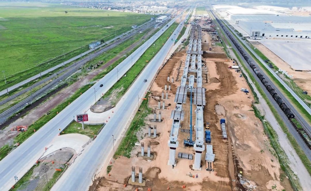 Las obras del ferrocarril se realizan mientras a un costado circula el Tren Felipe Ángeles, en su ruta Buenavista-AIFA. Foto: ARTURO CONTRERAS. EL UNIVERSAL