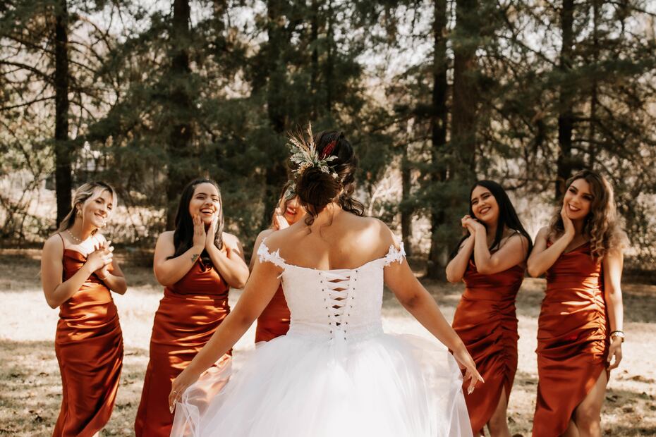 Mujer pelea por el ramo de novia en una boda y lesiona a otra invitada (Fuente unsplash)