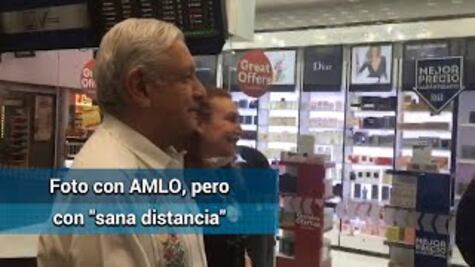 AMLO accede a tomarse foto en el AICM pero con "sana distancia"