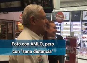 AMLO accede a tomarse foto en el AICM pero con "sana distancia"