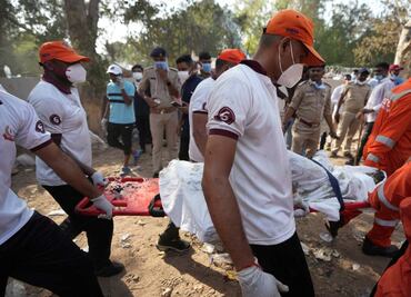 Único sobreviviente del accidente aéreo en India sale del hospital; acude al funeral de su hermano