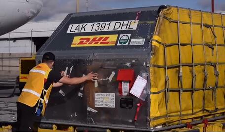 Arriban a México más de 228 mil vacunas contra Covid-19 de Pfizer