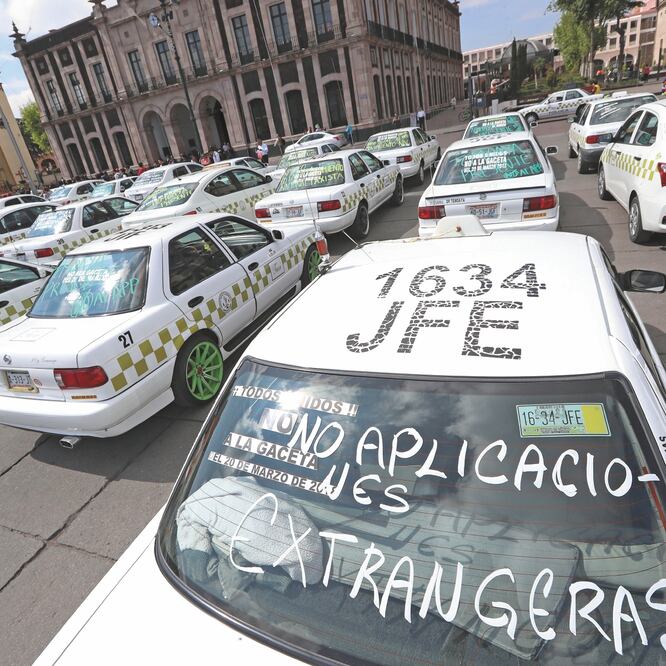 Taxistas y transportistas del Estado de México realizaron protestas y bloqueos en la plaza central Mártires de Toluca. JORGE ALVARADO. EL UNIVERSAL
