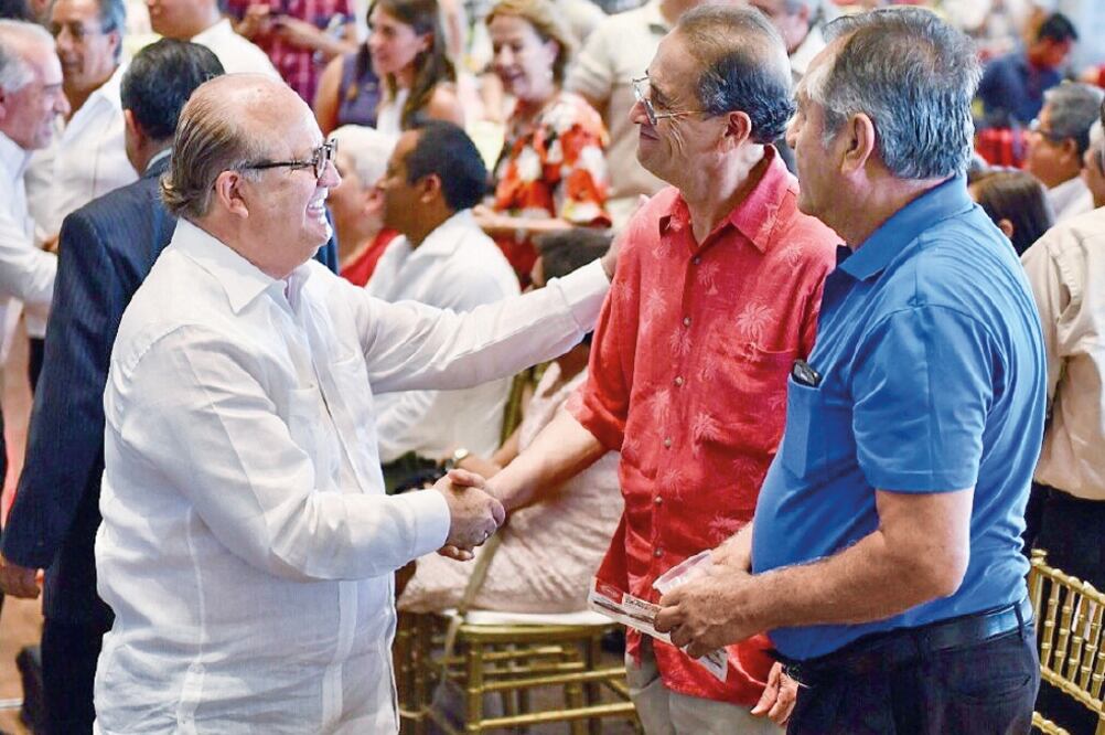 En el Centro de Convenciones de Morelos, el rector de la UAEM, Gustavo Urquiza, reconoció públicamente la solidaridad del Ejecutivo estatal. 