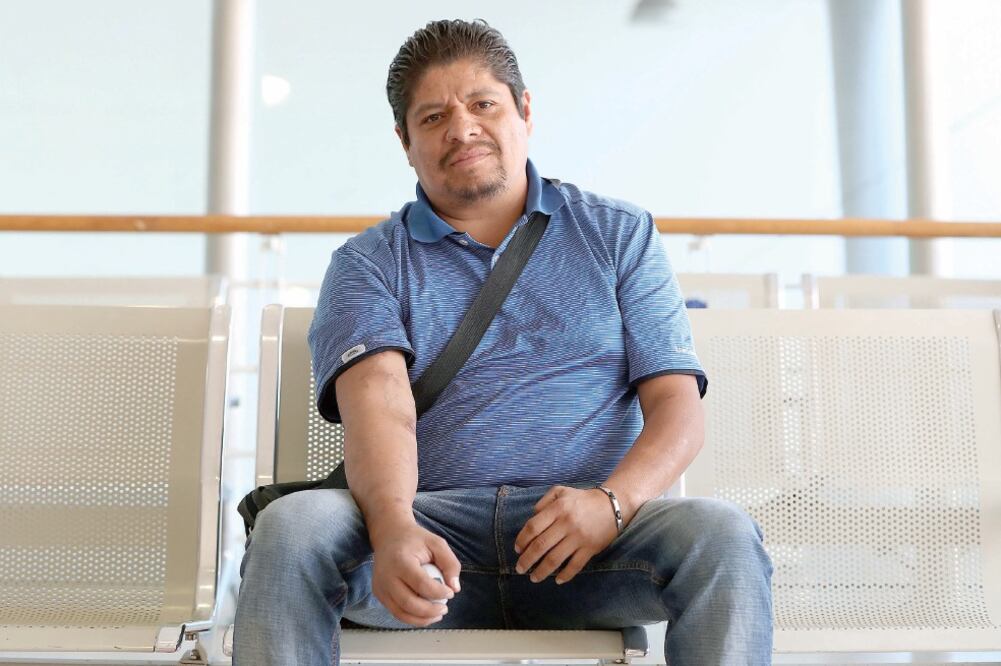 En 2008 Juan Pedroza fue diagnosticado con insuficiencia renal crónica. Su salud fue empeorando con los años y desde 2012 asiste tres días a la semana al Hospital 1° de Octubre del ISSSTE para ser hemodializado y seguir con vida (ARIEL OJEDA)