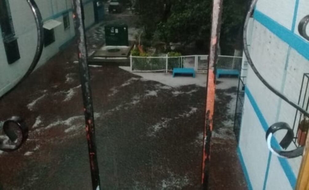 "Cascadas" encharcan Metro El Rosario tras fuerte lluvia y granizo en la CDMX