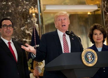 Trump culpa a "ambas partes" por violencia en Charlottesville