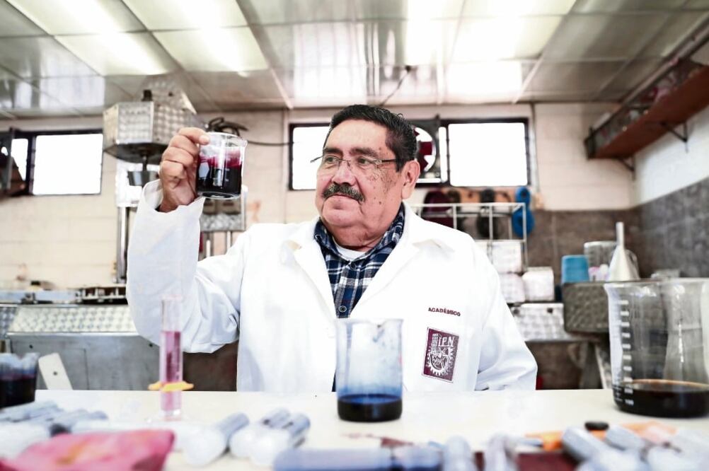 Filiberto Vázquez Dávila, docente creador de la tinta indeleble (ALEJANDRA LEYVA. EL UNIVERSAL)