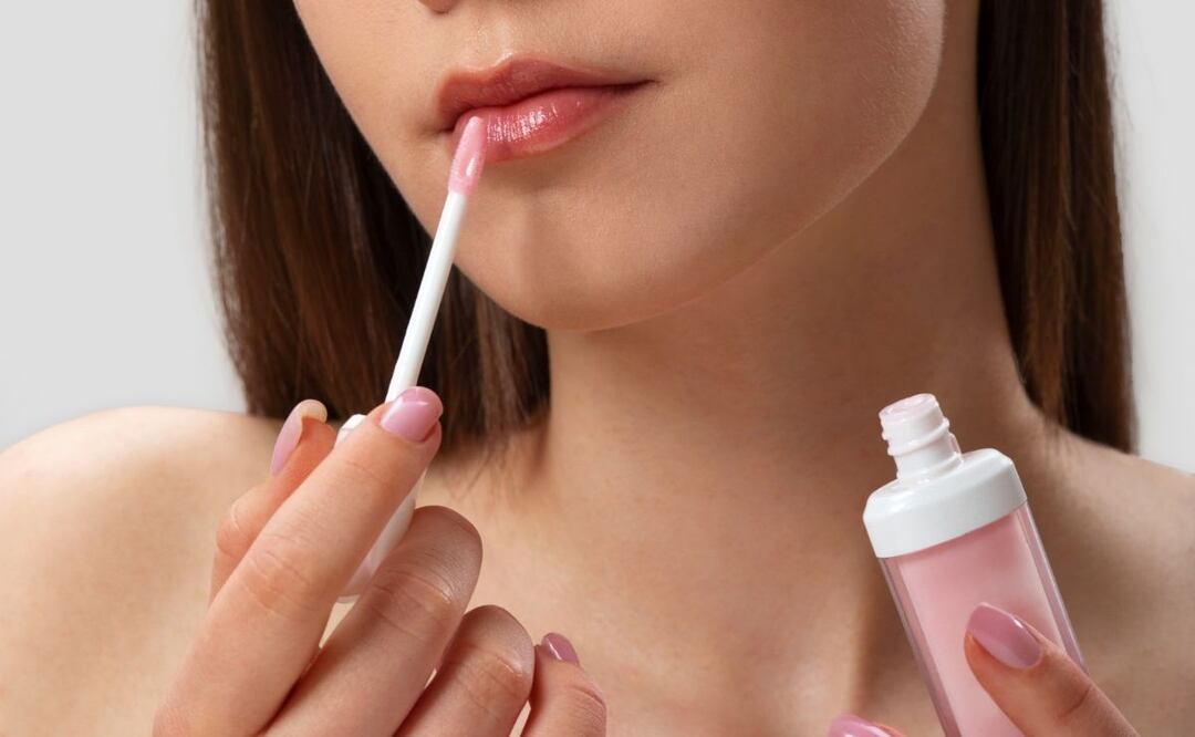 El gloss vuelve a ser el protagonista este otoño-invierno 2025 con tonos cálidos, brillantes y fórmulas hidratantes. Foto: Freepik