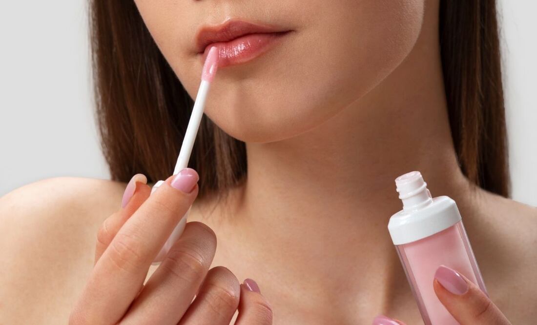 El gloss vuelve a ser el protagonista este otoño-invierno 2025 con tonos cálidos, brillantes y fórmulas hidratantes. Foto: Freepik