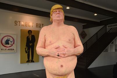 Subastan en 28 mil dólares una estatua de Trump desnudo y sin testículos