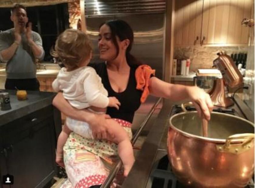 Salma Hayek comparte foto en la regadera