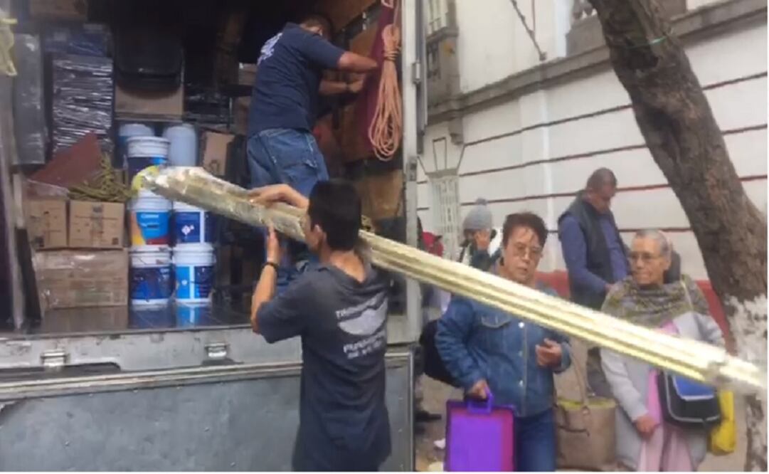 A partir de hoy, comenzarán a sacar muebles, las miles de peticiones y los regalos que le llevaron sus simpatizantes al futuro presidente. FOTO: Captura de pantalla