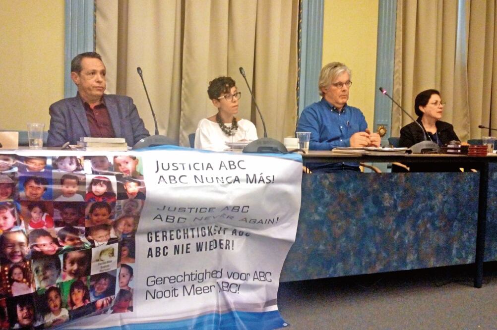 En un foro realizado en Utrecht, Países Bajos, Julio Márquez, padre de una de las víctimas de la Guardería ABC (izq.), dijo que el personal encargado del cuidado de la niñez no está capacitado (INDER BUGARIN. EL UNIVERSAL)