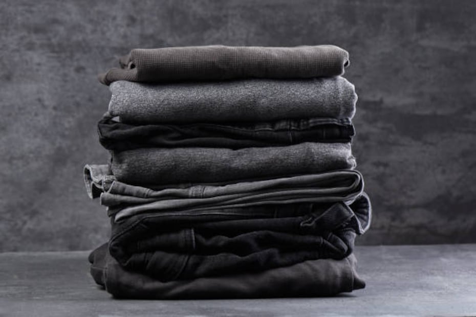 Lavar los jeans voletados y con detergentes especiales conservará mejor su color negro. Foto: Unsplash