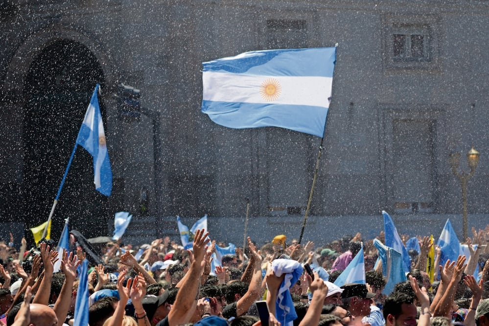 Bomberos lanzan agua a los partidarios del nuevo presidente de Argentina, Javier Milei, congregados en el exterior del Palacio de Gobierno tras su toma de posesión del cargo, en Buenos Aires, el 10 de diciembre pasado. Foto: Matilde Campodonico | AP