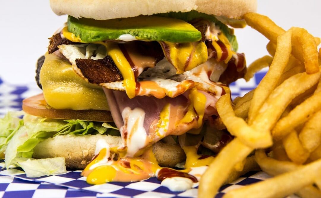 La hamburguesa con papas tiene grasas saturadas e hidrogenadas, por lo que es mejor no consumirlas luego de la intervención quirúrgica. (Fotos: Pixabay)