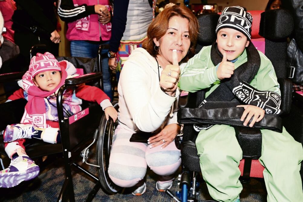 Al final de la ceremonia de inauguración de la Posada Tec fueron otorgadas cinco sillas de ruedas especiales, entre otros beneficios. (FOTO: BERENICE FREGOSO. EL UNIVERSAL)