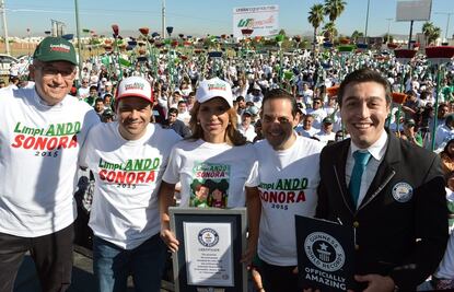 Rompen récord Guinness por barrer al mismo tiempo en Sonora
