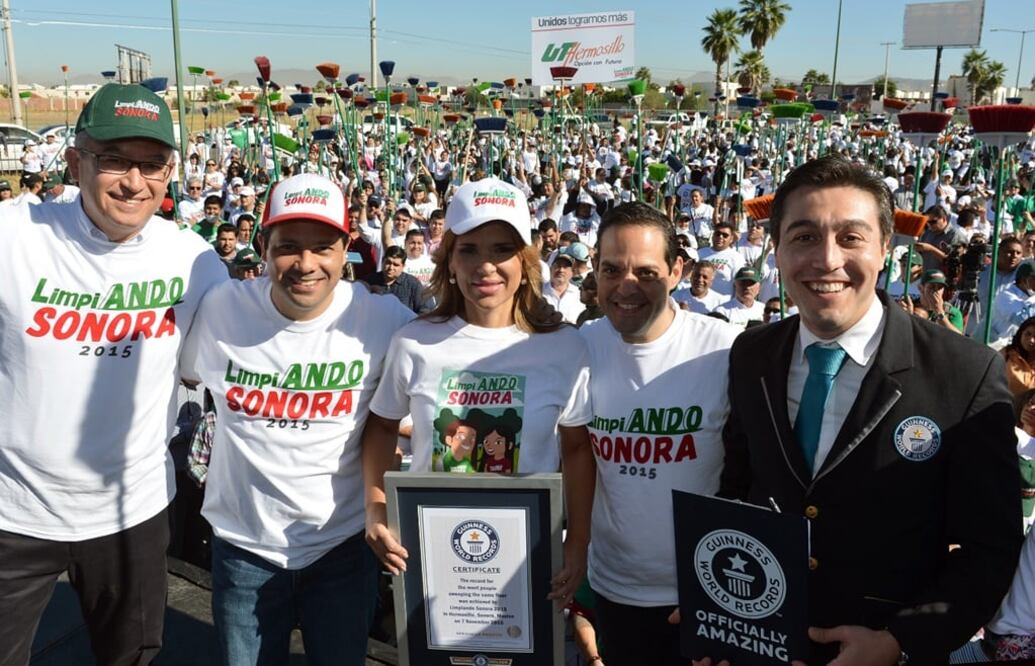 Rompen récord Guinness por barrer al mismo tiempo en Sonora