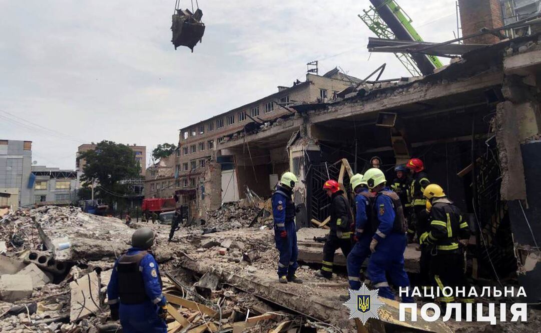 Policías de Ucrania, trabajan cerca de RIA Pizza, restaurante destruido durante un ataque ruso. Foto: Policía Nacional de Ucrania, vía AP