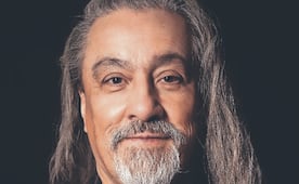 Sr. González lanza novela que tiene banda sonora