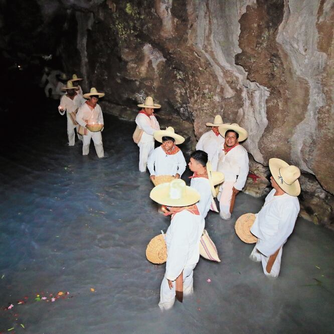 El agua de la gruta de la Cueva de la Sardina disminuyó su altura, ya no llega hasta el torso de los indígenas zoques que se introducen en él para pedir al Dios Chaac lluvias abundantes para pescar y cosechar. LUMA LÓPEZ 